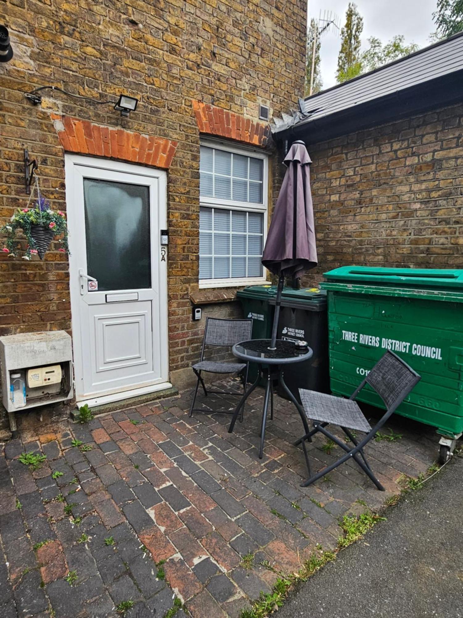 Stylish 2 Bed Apt - Harry Potter/ Leavesden Studios/Watford/Hemel Hempstead - Families/Professionals & Contractors Welcome - Serviced Accomodation Sarratt Exterior photo